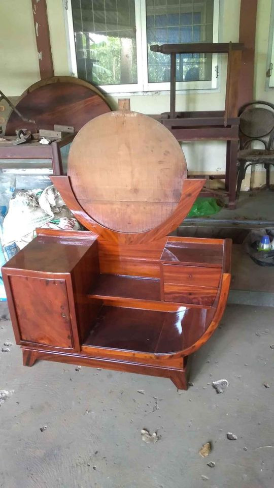 Bàn trang điểm gỗ bên